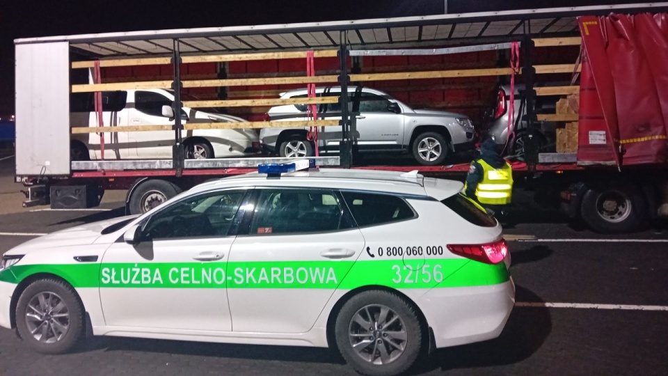 Łączna wartość celna zatrzymanych aut to ponad sto tysięcy złotych. źródło: KAS