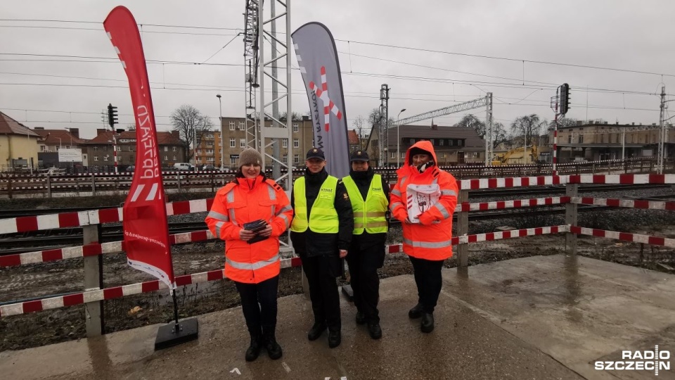 Na dworcu w Stargardzie podróżnym wręczane są ulotki z apelem o odpowiedzialne i bezpieczne zachowanie. Fot. Marek Synowiecki [Radio Szczecin]
