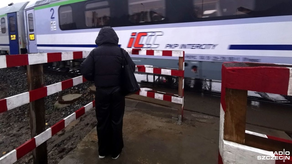 Na dworcu w Stargardzie podróżnym wręczane są ulotki z apelem o odpowiedzialne i bezpieczne zachowanie. Fot. Marek Synowiecki [Radio Szczecin]