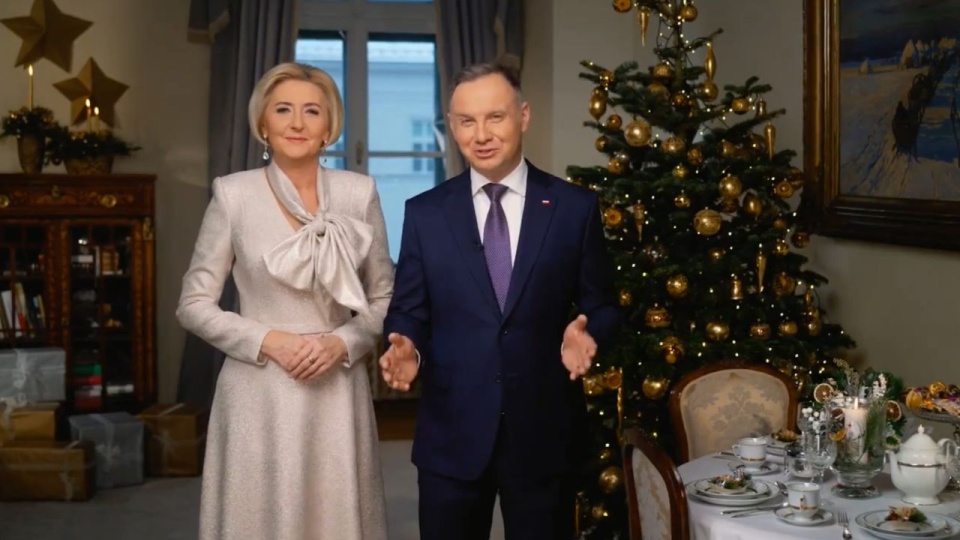 Za pośrednictwem mediów społecznościowych prezydent z małżonką wyrażali nadzieję, że każdy w tym wyjątkowym okresie znajdzie miejsce przy wigilijnym stole. źródło: https://twitter.com/prezydentpl