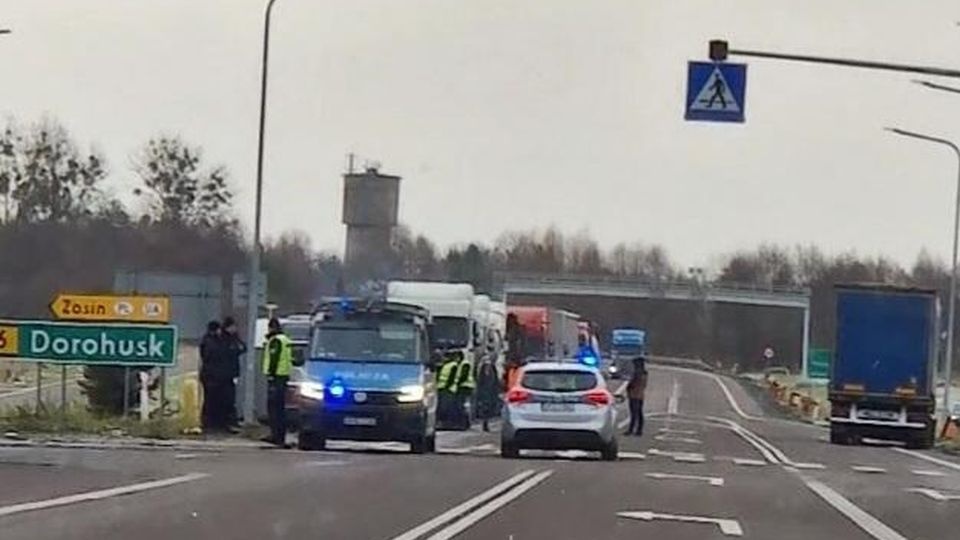 W sobotę do Dorohuska przyjechał minister infrastruktury Dariusz Klimczak, który poinformował protestujących o negocjacjach prowadzonych z Unią Europejską i Ukrainą. źródło: https://twitter.com/DariuszKlimczak