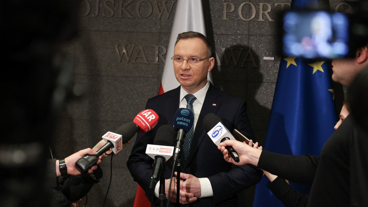 W samolocie prezydenta Andrzeja Dudy, który kończy wizytę w USA, wykryto drobną usterkę - potwierdziła Kancelaria Prezydenta. Oznacza to jednak, że maszyna nie może zabrać pasażerów na pokład.