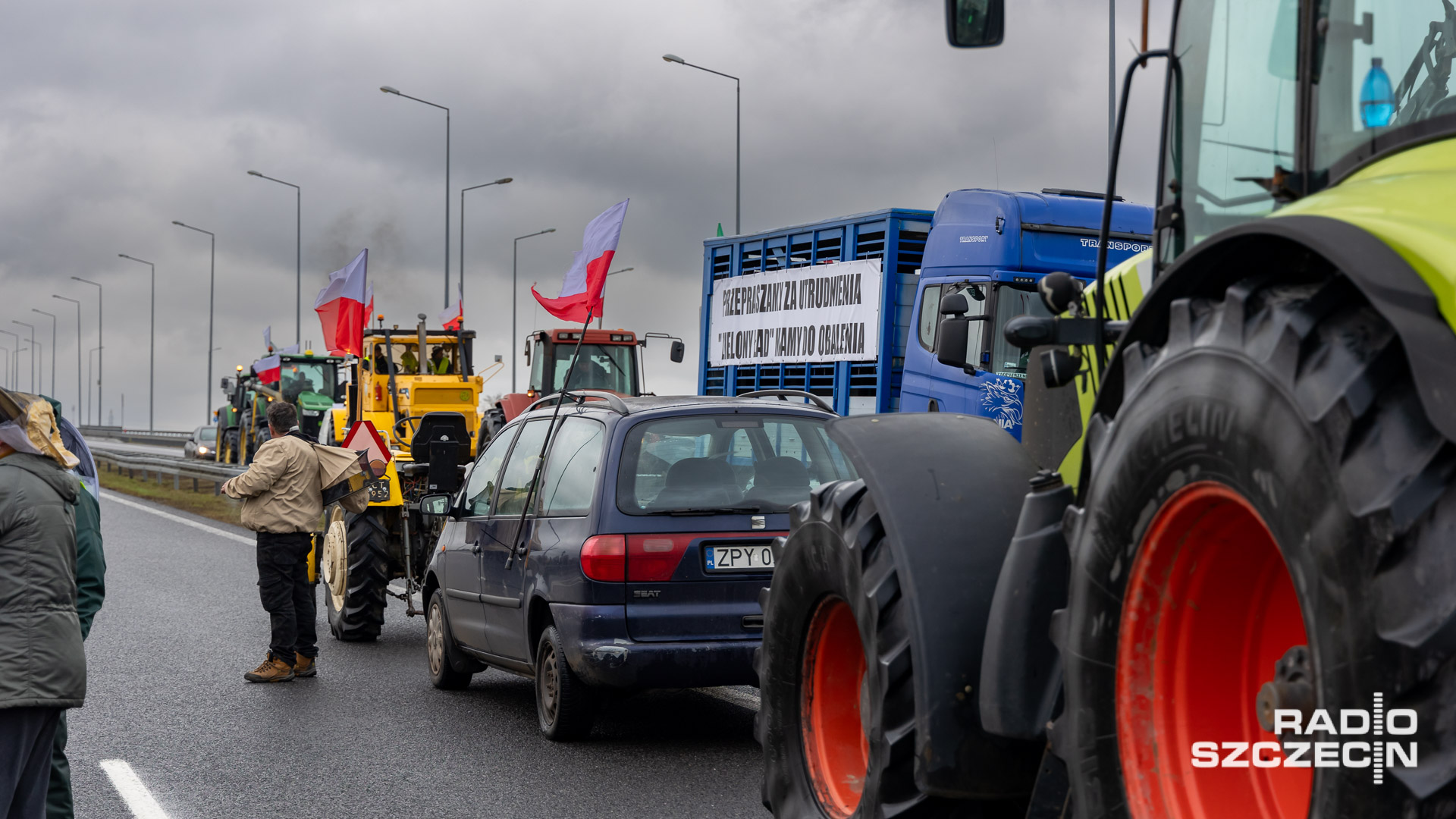 Rolniczy protest na drodze ekspresowej S3. Maszyny rolnicze blokują węzeł Parłówko.