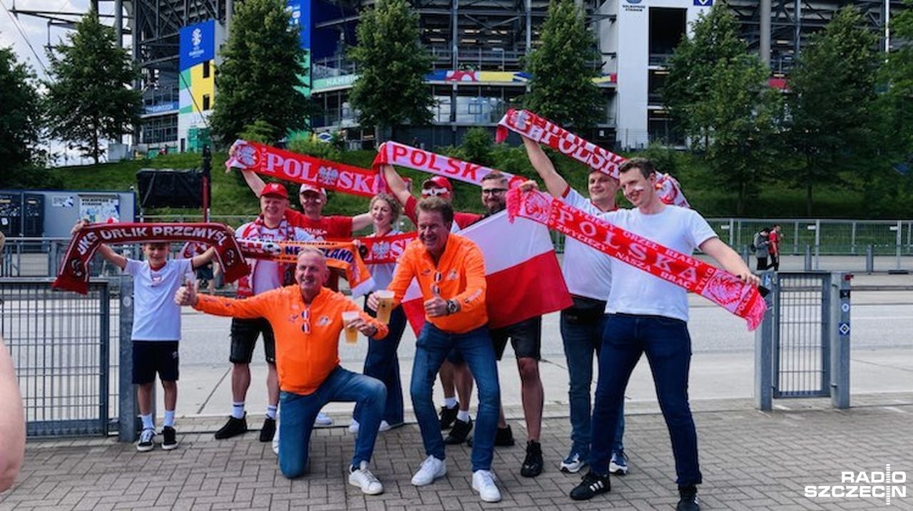 Przegrana Polaków 1-2 z Holandią nie ostudziła optymizmu kibiców w Warszawie. Tysiące dopingowało wczoraj biało-czerwonym w Strefie Kibica na błoniach Stadionu Narodowego w Warszawie.