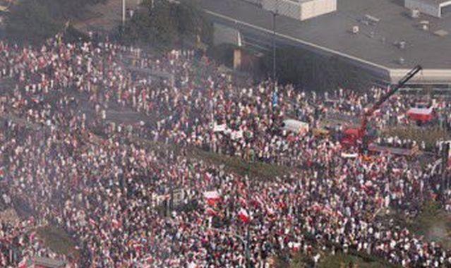 Tysiące osób z biało-czerwonymi flagami i opaskami oddało w centrum Warszawy cześć powstańcom.