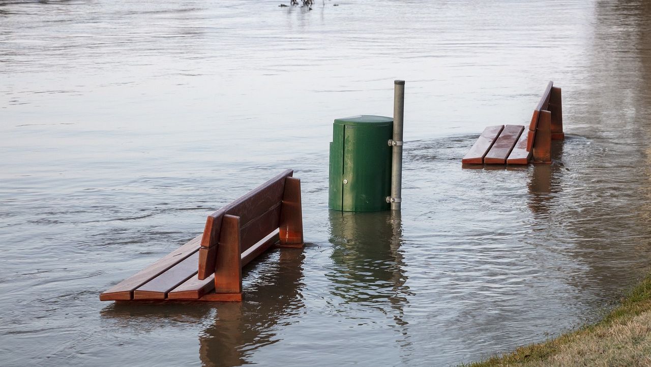 W ciągu ostatniej doby w Bośni i Hercegowinie odnaleziono kolejne dwie ofiary katastrofalnej powodzi z piątku. Dziś w całym kraju obowiązuje żałoba ogłoszona przez rząd federalny.