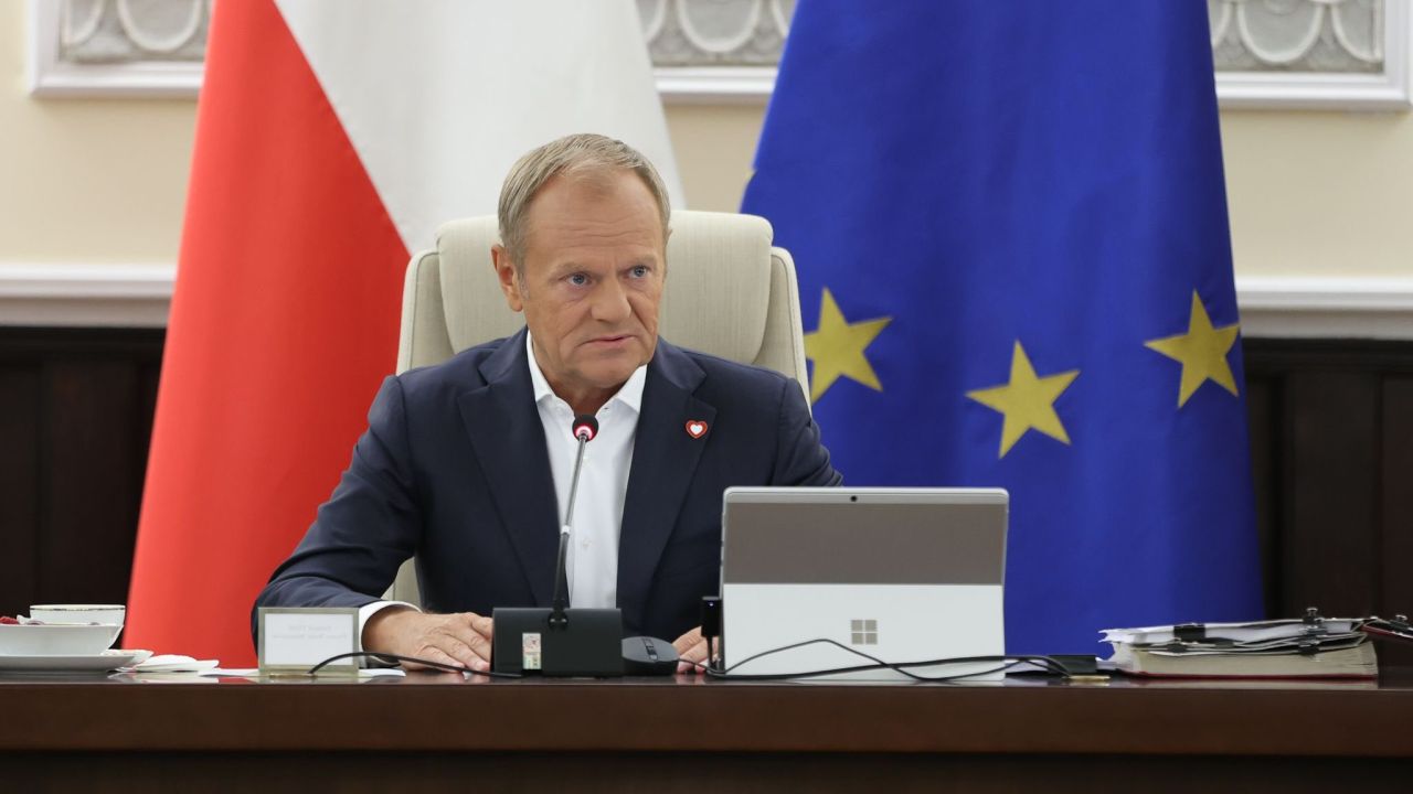 Premier Donald Tusk ujawnia na platformie X strategię partii tworzących koalicję rządzącą na zbliżające się wybory prezydenckie.