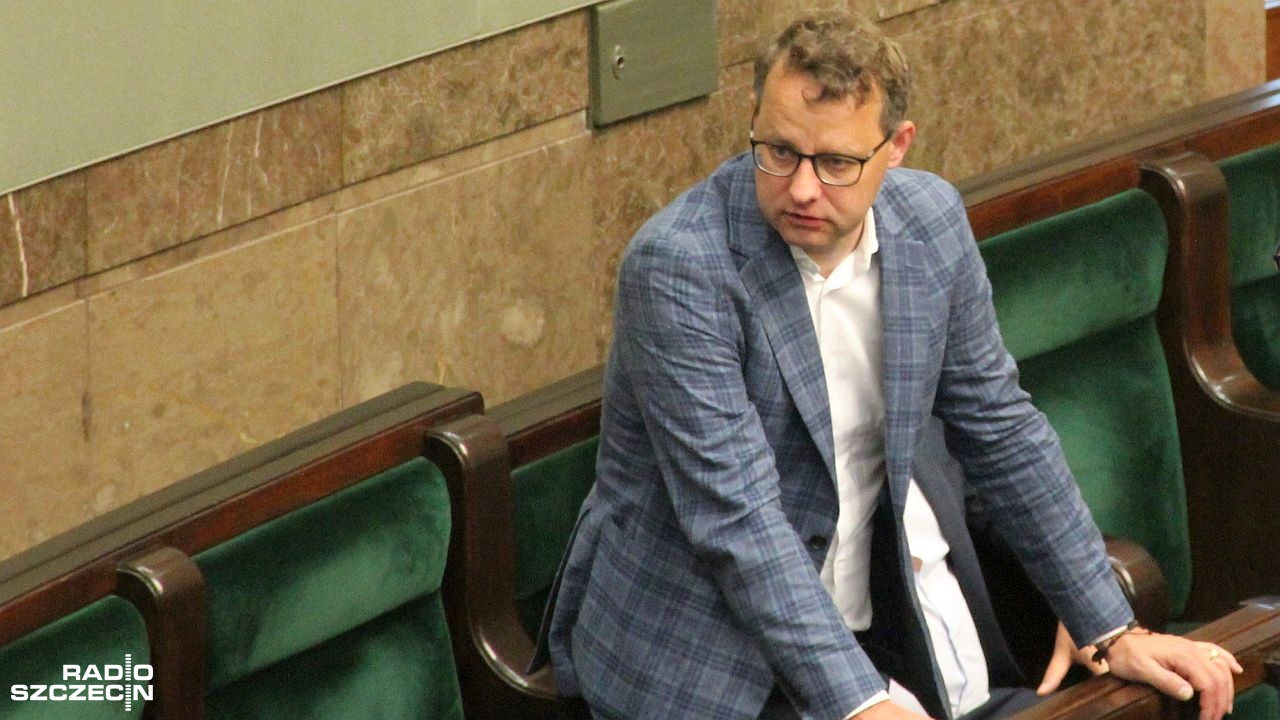 Poseł i były wiceminister sprawiedliwości Marcin Romanowski od czwartku jest poszukiwany listem gończym. Funkcjonariusze podejrzewają, że może się ukrywać albo opuścił już Polskę.