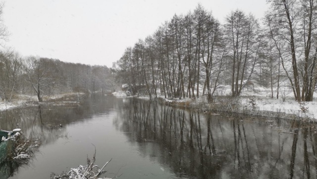 Fot. Marek Synowiecki [Radio Szczecin] Ina wciąż wzbiera. Strażacy budują zaporę [ZDJĘCIA]