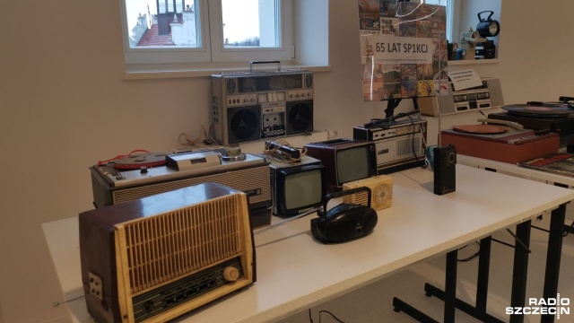 Fot. Marek Synowiecki [Radio Szczecin] Babcie i dziadkowie pokazują gadżety ze swojej młodości [ZDJĘCIA]