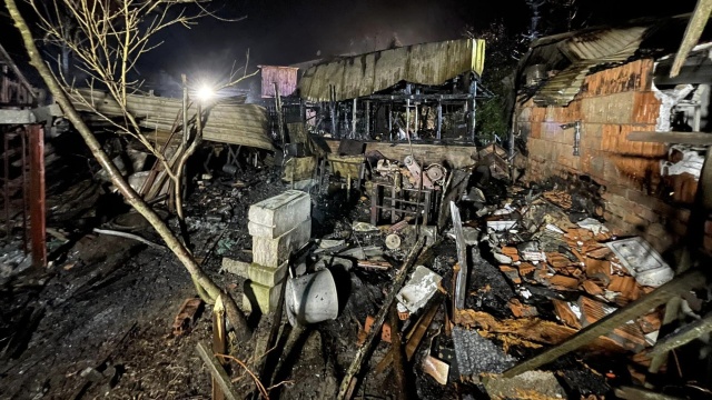 Fot. Facebook / OSP Trzebież Nocny pożar pochłonął samochody i budynki [ZDJĘCIA]