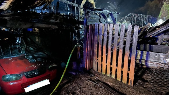 Fot. Facebook / OSP Trzebież Nocny pożar pochłonął samochody i budynki [ZDJĘCIA]