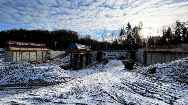 Zakończenie inwestycji planowane jest w III kwartale 2025 roku. źródło: https://www.facebook.com/gddkia Zima nie przeszkadza, budowa trwa [ZDJĘCIA]
