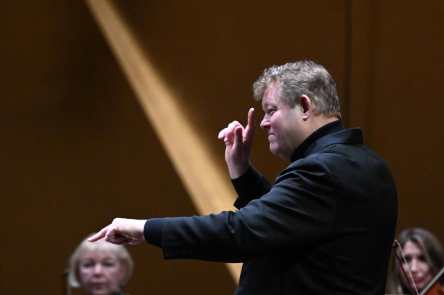 Rune Bergmann – dyrygent. Fot. Marcin Bielecki 267. urodziny Mozarta w Złotej Sali Filharmonii w Szczecinie [ZDJĘCIA]