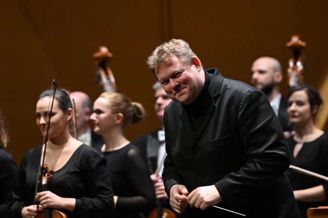 Rune Bergmann – dyrygent przyjmuje gorące brawa publiczności. Fot. Marcin Bielecki 267. urodziny Mozarta w Złotej Sali Filharmonii w Szczecinie [ZDJĘCIA]