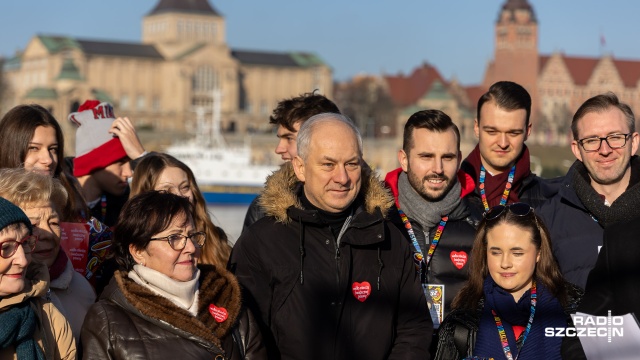 Fot. Robert Stachnik [Radio Szczecin] Marszałek województwa zachodniopomorskiego kwestuje na Łasztowni [WIDEO, ZDJĘCIA]