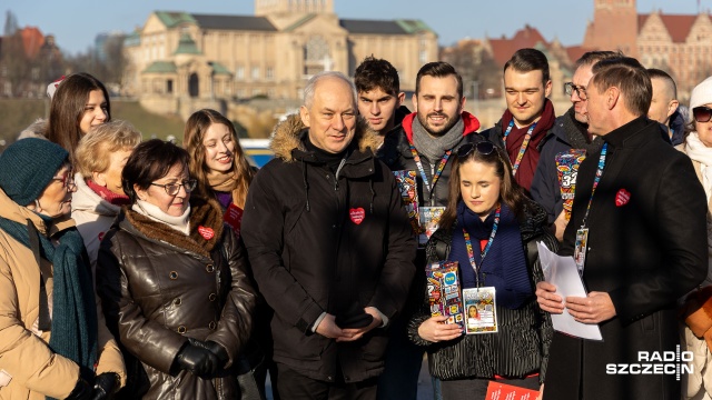 Fot. Robert Stachnik [Radio Szczecin] Marszałek województwa zachodniopomorskiego kwestuje na Łasztowni [WIDEO, ZDJĘCIA]