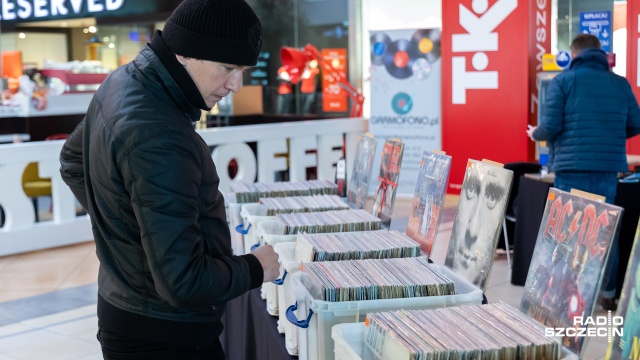 Fot. Robert Stachnik [Radio Szczecin] Sentyment do czarnej płyty. Giełda winyli wystartowała [WIDEO, ZDJĘCIA]