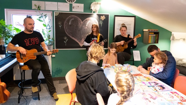 Fot. Robert Stachnik [Radio Szczecin] Światowy Dzień Ukulele. W Szczecinie też zagrali [WIDEO, ZDJĘCIA]