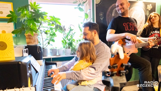 Fot. Robert Stachnik [Radio Szczecin] Światowy Dzień Ukulele. W Szczecinie też zagrali [WIDEO, ZDJĘCIA]