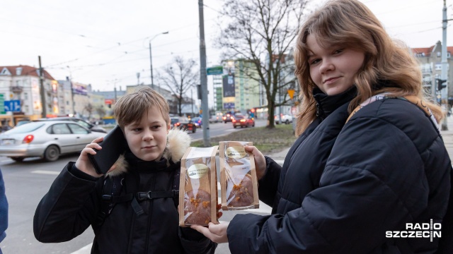 Fot. Robert Stachnik [Radio Szczecin] Kilkaset pączków trafiło w ręce szczecinian [WIDEO, ZDJĘCIA]