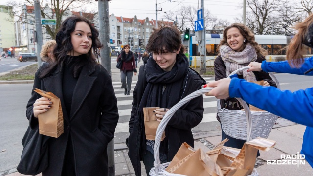 Fot. Robert Stachnik [Radio Szczecin] Kilkaset pączków trafiło w ręce szczecinian [WIDEO, ZDJĘCIA]