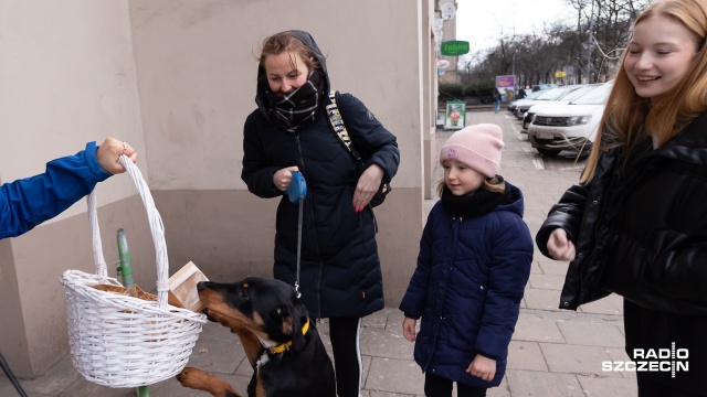 Fot. Robert Stachnik [Radio Szczecin] Kilkaset pączków trafiło w ręce szczecinian [WIDEO, ZDJĘCIA]