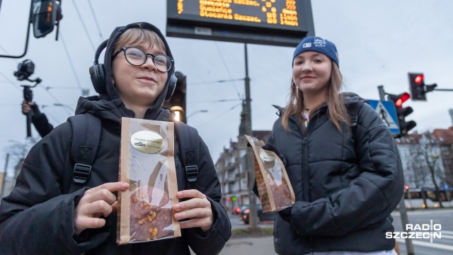 Fot. Robert Stachnik [Radio Szczecin] Kilkaset pączków trafiło w ręce szczecinian [WIDEO, ZDJĘCIA]