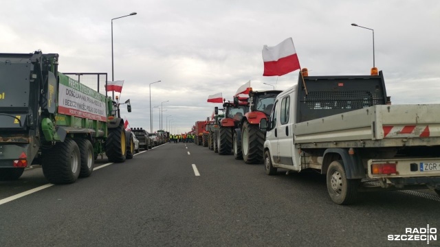 Fot. Marek Synowiecki [Radio Szczecin] Rolnicy blokują drogę i czekają na komisarza UE