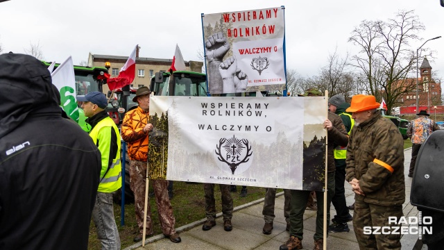 Fot. Robert Stachnik [Radio Szczecin] Rolnicy protestowali w szczecińskim porcie [WIDEO, ZDJĘCIA]