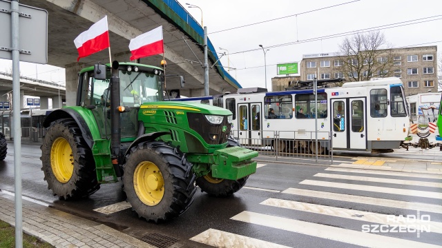 Fot. Robert Stachnik [Radio Szczecin] Rolnicy protestowali w szczecińskim porcie [WIDEO, ZDJĘCIA]