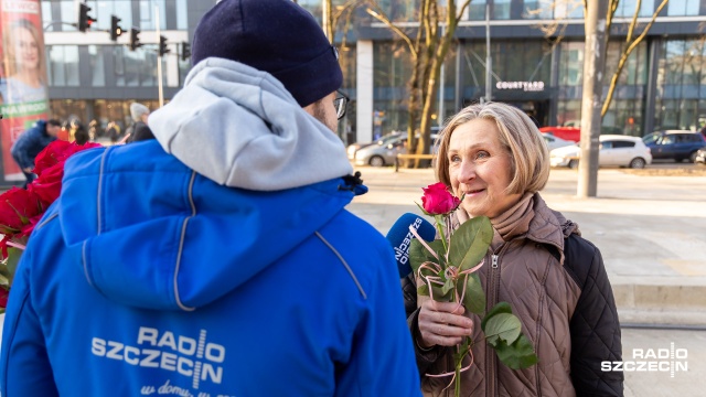 Fot. Robert Stachnik [Radio Szczecin] Dzień Kobiet z Radiem Szczecin. Rozdawaliśmy róże w centrum miasta [WIDEO, ZDJĘCIA]