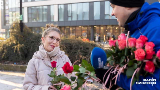 Fot. Robert Stachnik [Radio Szczecin] Dzień Kobiet z Radiem Szczecin. Rozdawaliśmy róże w centrum miasta [WIDEO, ZDJĘCIA]