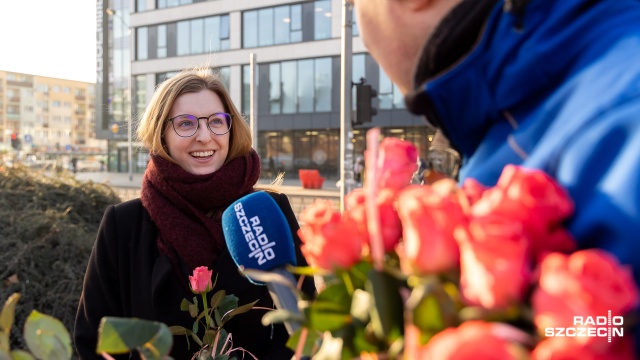 Fot. Robert Stachnik [Radio Szczecin] Dzień Kobiet z Radiem Szczecin. Rozdawaliśmy róże w centrum miasta [WIDEO, ZDJĘCIA]
