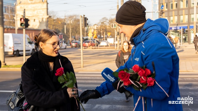 Fot. Robert Stachnik [Radio Szczecin] Dzień Kobiet z Radiem Szczecin. Rozdawaliśmy róże w centrum miasta [WIDEO, ZDJĘCIA]