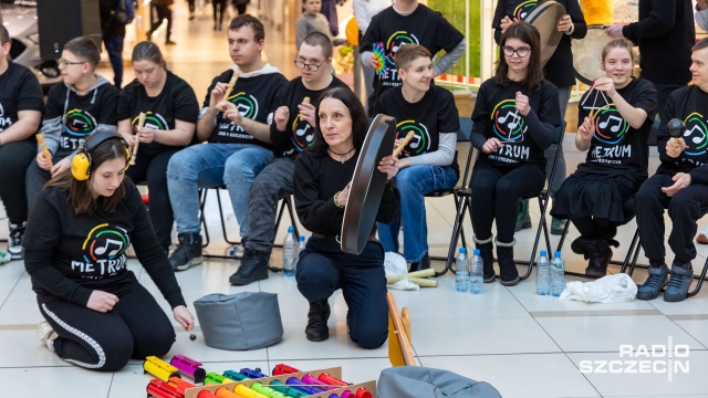 Fot. Robert Stachnik [Radio Szczecin] Tańczyli w Galaxy. Światowy Dzień Osób z Zespołem Downa [ZDJĘCIA]