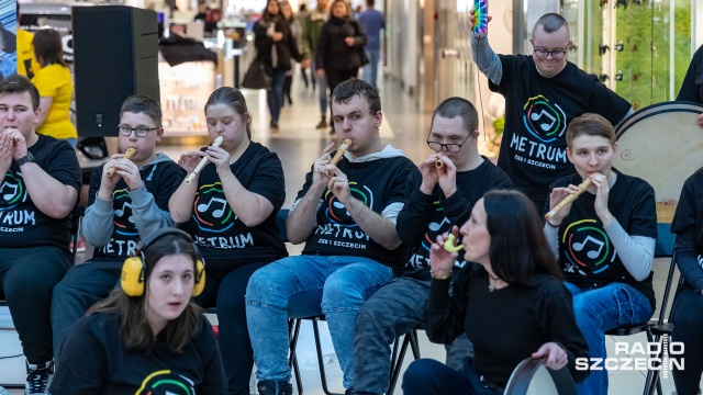 Fot. Robert Stachnik [Radio Szczecin] Tańczyli w Galaxy. Światowy Dzień Osób z Zespołem Downa [ZDJĘCIA]