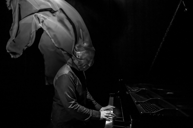 Artur Moon – pianista, kompozytor, performer. Fot. Tomasz Gładys [Materiały prasowe artysty] Artur Moon zagrał „Koncert w Ciemności” w Operze na Zamku [ZDJĘCIA]
