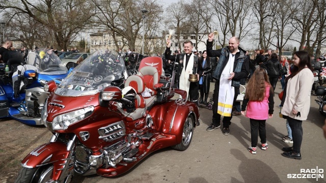 Fot. Robert Stachnik [Radio Szczecin] Święconka, motory i tłumy...