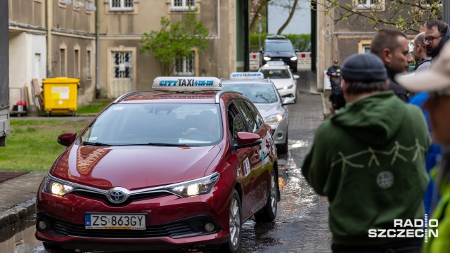 Fot. Robert Stachnik [Radio Szczecin] Kilkadziesiąt ton kart do głosowania zmierza do lokali wyborczych [WIDEO, ZDJĘCIA]