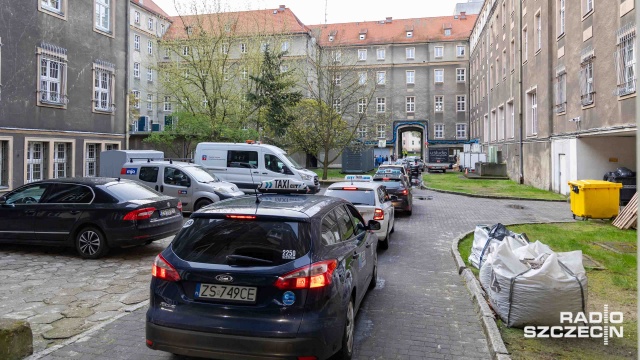 Fot. Robert Stachnik [Radio Szczecin] Kilkadziesiąt ton kart do głosowania zmierza do lokali wyborczych [WIDEO, ZDJĘCIA]