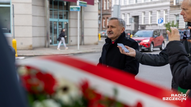 Fot. Robert Stachnik [Radio Szczecin] Szczecińscy politycy PiS-u oddali hołd ofiarom katastrofy smoleńskiej [ZDJĘCIA]
