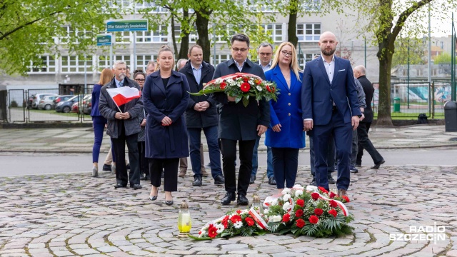 Fot. Robert Stachnik [Radio Szczecin] Szczecińscy politycy PiS-u oddali hołd ofiarom katastrofy smoleńskiej [ZDJĘCIA]