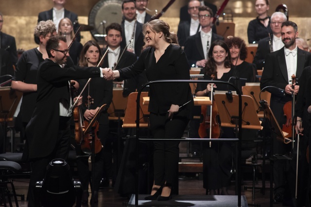 Maria Sydor – dyrygentka dziękuje Pawłowi Maślance – koncertmistrzowi Orkiestry Symfonicznej Filharmonii im. Mieczysława Karłowicza za koncert. Fot. Kamila Kozioł [Filharmonia w Szczecinie] Magiczny koncert muzyki filmowej w Złotej Sali Filharmonii. Harry Potter złamał batutę Marii Sydor [ZDJĘCIA]