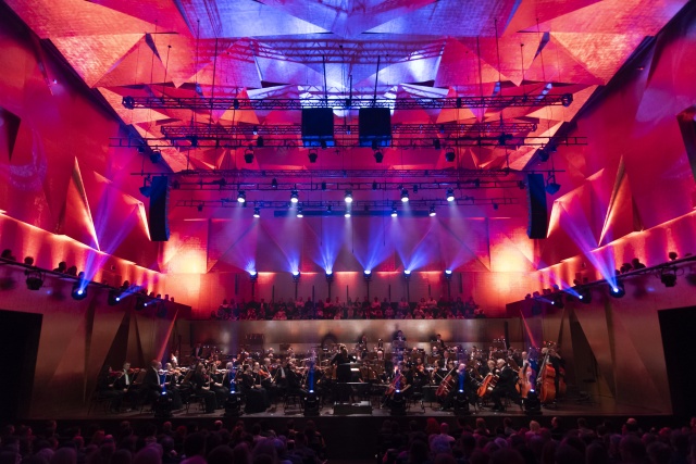 Orkiestra Symfoniczna Filharmonii im. Mieczysława Karłowicza pod batutą Marii Sydor. Fot. Kamila Kozioł [Filharmonia w Szczecinie] Magiczny koncert muzyki filmowej w Złotej Sali Filharmonii. Harry Potter złamał batutę Marii Sydor [ZDJĘCIA]