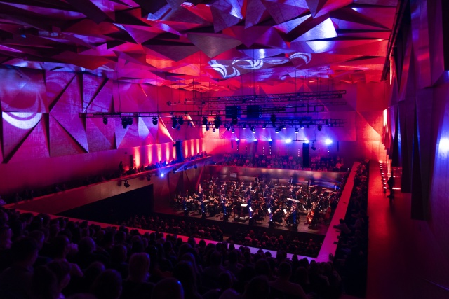 Orkiestra Symfoniczna Filharmonii im. Mieczysława Karłowicza pod batutą Marii Sydor. Fot. Kamila Kozioł [Filharmonia w Szczecinie] Magiczny koncert muzyki filmowej w Złotej Sali Filharmonii. Harry Potter złamał batutę Marii Sydor [ZDJĘCIA]