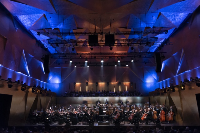 Orkiestra Symfoniczna Filharmonii im. Mieczysława Karłowicza pod batutą Marii Sydor. Fot. Kamila Kozioł [Filharmonia w Szczecinie] Magiczny koncert muzyki filmowej w Złotej Sali Filharmonii. Harry Potter złamał batutę Marii Sydor [ZDJĘCIA]