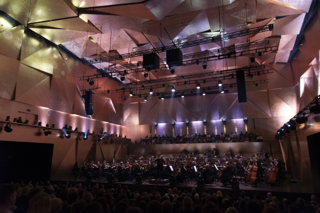 Orkiestra Symfoniczna Filharmonii im. Mieczysława Karłowicza pod batutą Marii Sydor. Fot. Kamila Kozioł [Filharmonia w Szczecinie] Magiczny koncert muzyki filmowej w Złotej Sali Filharmonii. Harry Potter złamał batutę Marii Sydor [ZDJĘCIA]