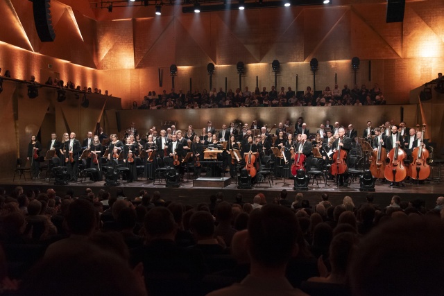 Orkiestra Symfoniczna Filharmonii im. Mieczysława Karłowicza przyjmuje owacyjne brawa publiczności. Fot. Kamila Kozioł [Filharmonia w Szczecinie] Magiczny koncert muzyki filmowej w Złotej Sali Filharmonii. Harry Potter złamał batutę Marii Sydor [ZDJĘCIA]