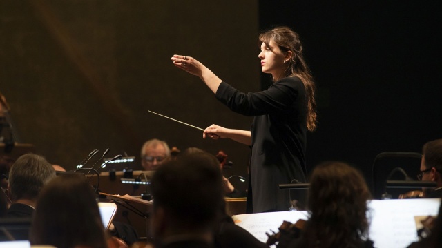 Agata Pałamar dyryguje Orkiestrą Symfoniczną Filharmonii im. Mieczysława Karłowicza. Fot. Kamila Kozioł [Filharmonia w Szczecinie] Wojciech Terech zwycięzcą dyrygenckiego talent show – Edu Virtuoso VI [ZDJĘCIA]